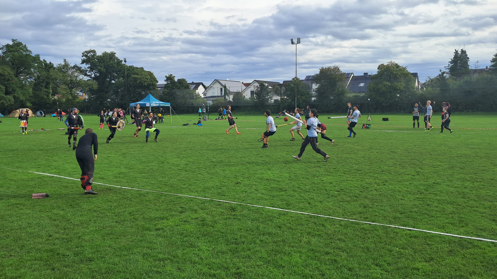 Menschen spielen Juggar auf einem Rasenfeld